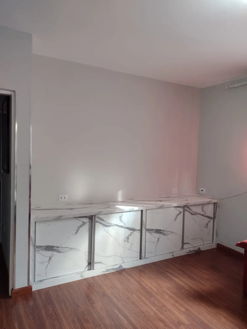 Balcão de sala sob medida em padrão mármore branco com portas de correr e perfis de alumínio