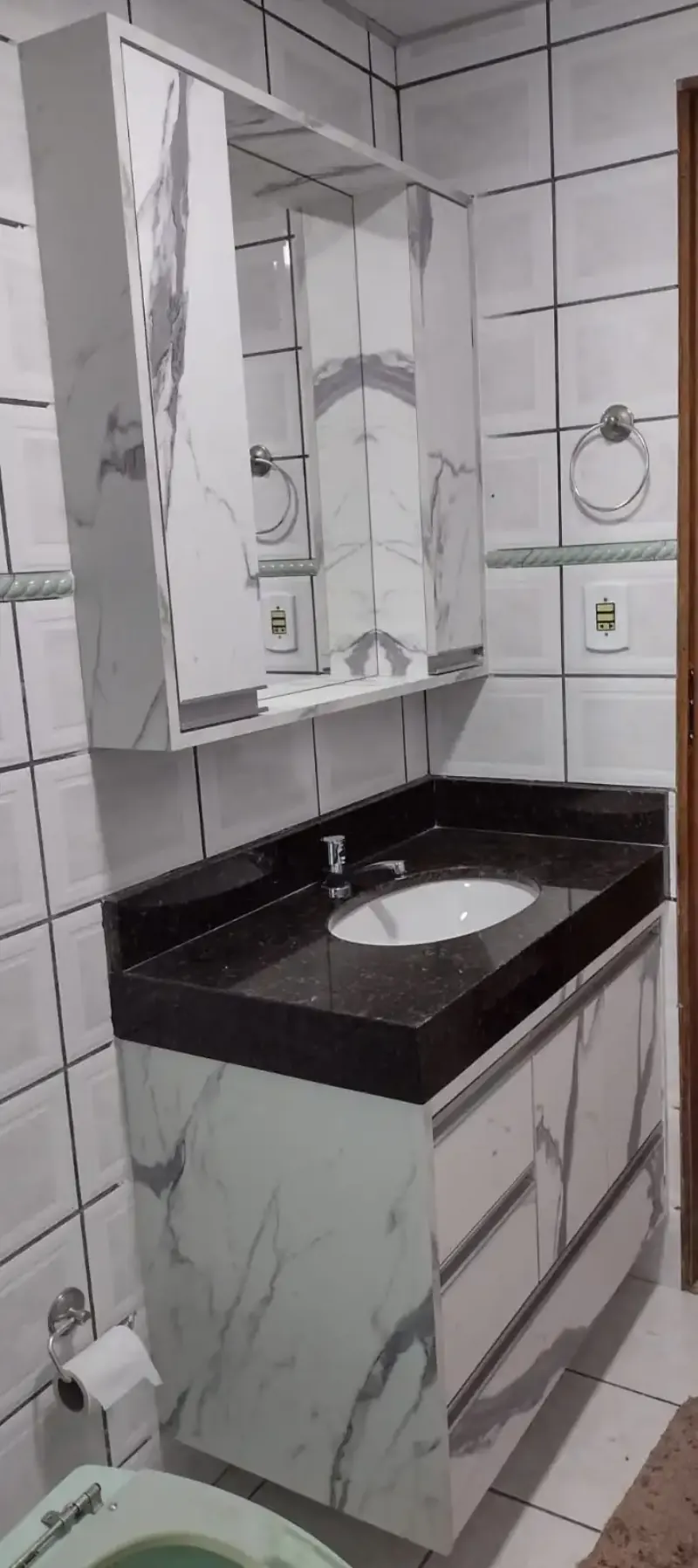 Gabinete de banheiro em padrão mármore com duas gavetas e espelheira suspensa com portas espelhadas