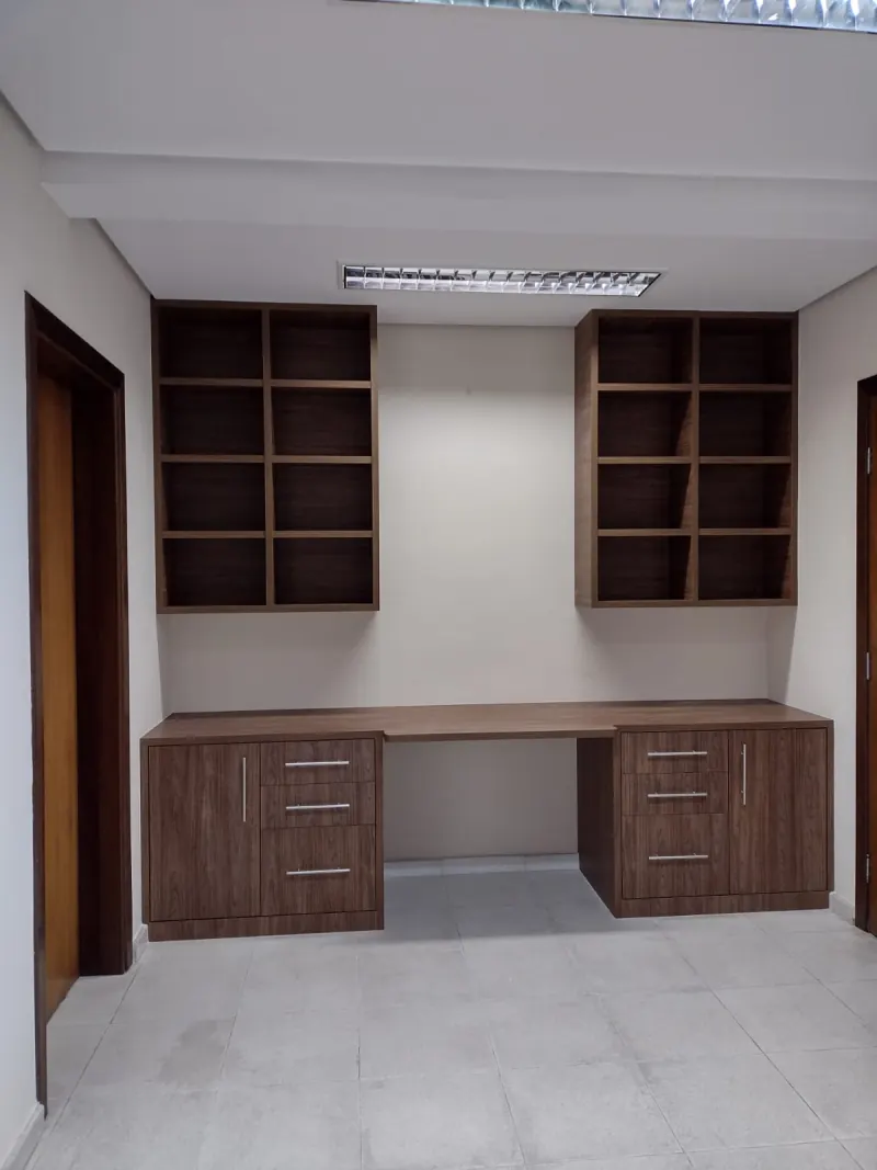 Home office em MDF nogueira com bancada ampla, dois gaveteiros com portas e duas estantes de nichos suspensas
